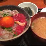 めしの助 - 朝の少し小さめ海鮮丼(小鉢は、丸茄子の揚げ浸し)