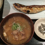 めしの助 - 豚汁定食(鰯の丸干し):小鉢は、貝柱入りポテトサラダ