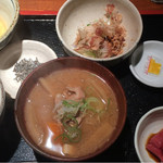 めしの助 - 豚汁定食(イカ納豆):小鉢は、まぐろのブツ刺身