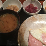 めしの助 - おまかせ朝定食(小鉢は、明太子・なめ茸煮・まぐろ中落ち・鮟肝煮)