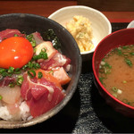 めしの助 - 朝の少し小さめ海鮮丼(小鉢は、貝柱入りポテトサラダ)