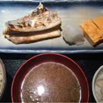 めしの助 - 日替わり焼魚定食(太刀魚):小鉢は、しらすと新玉ねぎ