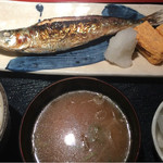 めしの助 - 日替わり焼魚定食(いわしの塩焼き):小鉢は、しらすと新玉ねぎ