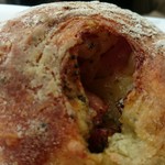 たま木亭 - パリッとハードなクラスト、中には角切りベーコンとじゃが芋、食欲をそそるガーリック香るエスカルゴバター