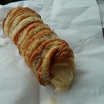 たま木亭 - 注文後にクリームを絞ってくれる、クニャーネ194円