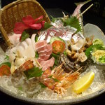 串兆ダイニング - 刺身盛り合わせ、これでなんと１５００円だ。