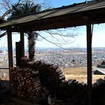 そばっ喰ひ - お店の横には薪が積まれています