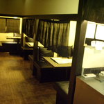 串兆ダイニング - 個室風の作りになっている店内。
