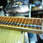 上田温酒場 - 女将さんが会計で使う伍玉そろばん