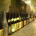 串兆ダイニング - 廊下には扱っている焼酎のビンがずらっと並ぶ