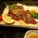 串兆ダイニング - 馬刺しのレバーである。これも美味。