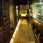 串兆ダイニング - 店内は広い。武家屋敷のような雰囲気。