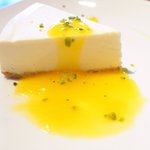 オステリア イル オットブレ - マンゴーソースのレアチーズケーキ 380円