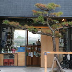 Mizubeza - 松の木と、ガラス戸のロゴが目印です