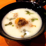 日本料理 たかむら - タマネギのすり流し。温泉玉子の卵黄ととトリュフを擂り下ろしたものと、秋田県産のジュンサイが入っています。