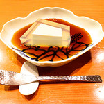 日本料理 たかむら - 江戸時代の豆腐を再現したとか言っていたっけ？　それを寒天で包み、黒蜜をかけています。