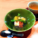 日本料理 たかむら - まだこをゆでたものと、里芋の仲間の芋、上にのっているのは万願寺とうがらしという京野菜をおひたしにしたもの。それと卵のづけ。全体的にカツオだしのゼリーをかけたもの。