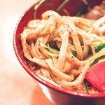 日本料理 たかむら - パスタ用の小麦と、北海道産の小麦と、馬鈴薯のでんぷんを入れて、昆布だしを入れて練り込んで、寒水も少し入れている様子。だからうどんでもなく、そばでもなく、パスタでもなく、ラーメンでもない、すべての麺のいいとこ取りの様子。この麺は私にしかつくれないとおっしゃっていました。