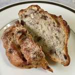 ブーランジェリー ミヤナガ - 渋皮煮の栗とピーカンナッツが練り込まれている