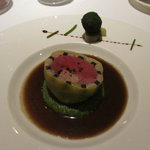 レ セゾン - 仔鳩とフォワグラのバロティーヌノトリュフ風味　葱のピュレに重ねて緑をまぶした腿肉の小さなパテ