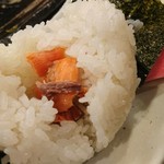 うめ小町 - 鮭おにぎりのとんでもなく大盛な具