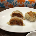 広東料理　東田 - 餃子とニラ饅頭