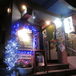 navi cafe - 電飾の灯りに照らされた外観