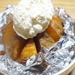 Fried potatoes with skin - served with garlic whipped cream -