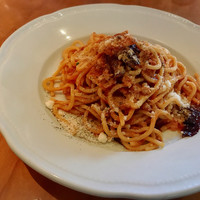イゾラ スメラルダ - ハラペーニョ入り 生ハムラグーとトレビスのトマトソーススパゲッテ