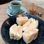 市川屋珈琲 - 季節のフルーツサンド(桃)と市川屋ブレンド