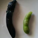 岡田の仙台長なす漬本舗 - 枝豆と大きさ比べてみました(笑)