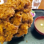 ニコニコ亭 - 味噌汁と比べても恐ろしい量です(笑)【料理】 