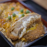 甲州屋 - "カツ丼（どん）並（なみ）"、斷面（きりくち）