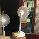 一条流がんこ総本家分家四谷荒木町 - 外待ちに向けた扇風機