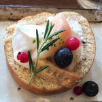 SOROR - ピーチミルクティーロール
      アイスカフェラテ
      セットで900円(税込)