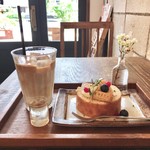 SOROR - ピーチミルクティーロール
      アイスカフェラテ
      セットで900円(税込)