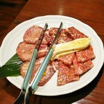 韓’S - 上タン塩・上ロース・上ハラミの盛り合わせ3000円。