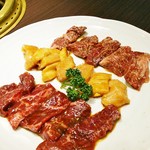 東海苑 - 手前から上ロース。上ミノ。上ハラミ。