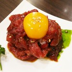 東海苑 - 馬肉ユッケ。ここの牛ユッケ美味しかったなあ…
