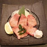 Yakiniku Hanten Keishouen - 特選厚切りタン1800円。