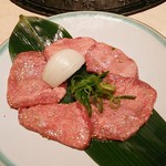 炭火焼肉味道苑 - 上タン塩。柔らかく絶品。