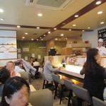 Sushi Uogashi Nihonichi - 店内、人気です