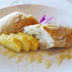 Orchids - バナナとマカダミアナッツのパンケーキ