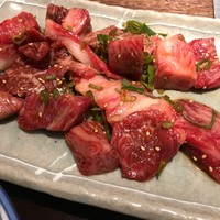 山形山　月島店 - 切り落としで、このサシの良さ。脂の旨味も上質です。