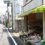 ファイン ケイクス - 八百屋さんの隣、小さな立て看板が目印。