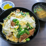 角屋食堂 - 「カツ丼（吸い物付き）」（600円）。料理長イチオシのメニューなんだそうです。