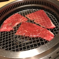 日本焼肉 はせ川 銀座店 - すき焼きのお肉を焼いてくれます