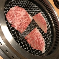 日本焼肉 はせ川 銀座店 - しゃぶしゃぶのお肉を焼いてくれます