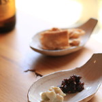 竹山 - お通し3種　そばせんべい・そばみそ・わさび