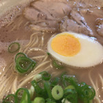 久留米 大砲ラーメン - ラーメン（大） 750円 泡が素敵。